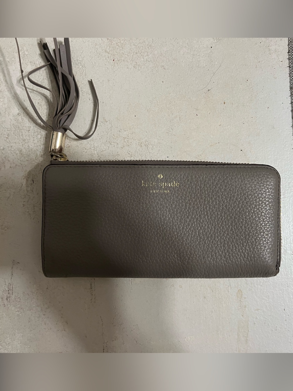 kate spade Pebbled Leather Zip Wallet in Taupe Gray with Tassel GUC